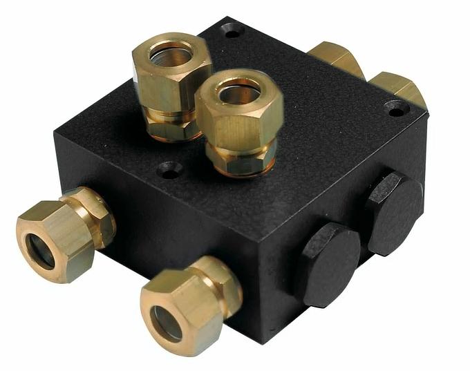 Dual non-return valve (G1/2) (incl. tube connectors Ø 18 mm.)